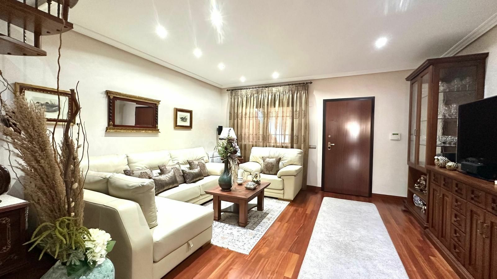4-bedroom House In Torrevieja, Spain (260 M²)