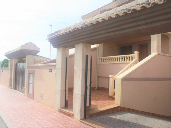 3-bedroom House In Torrevieja, Spain (225 M²)