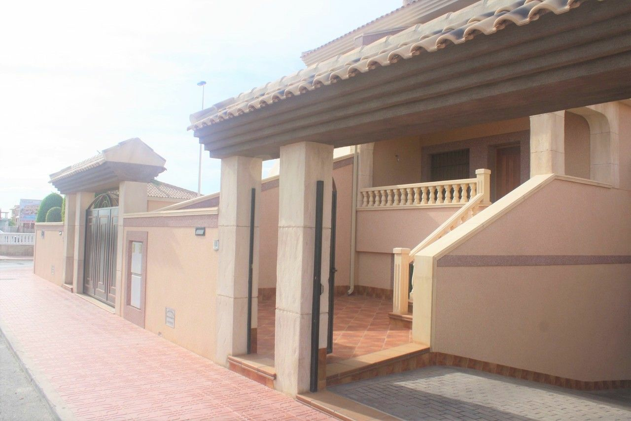 3-bedroom House In Torrevieja, Spain (225 M²)