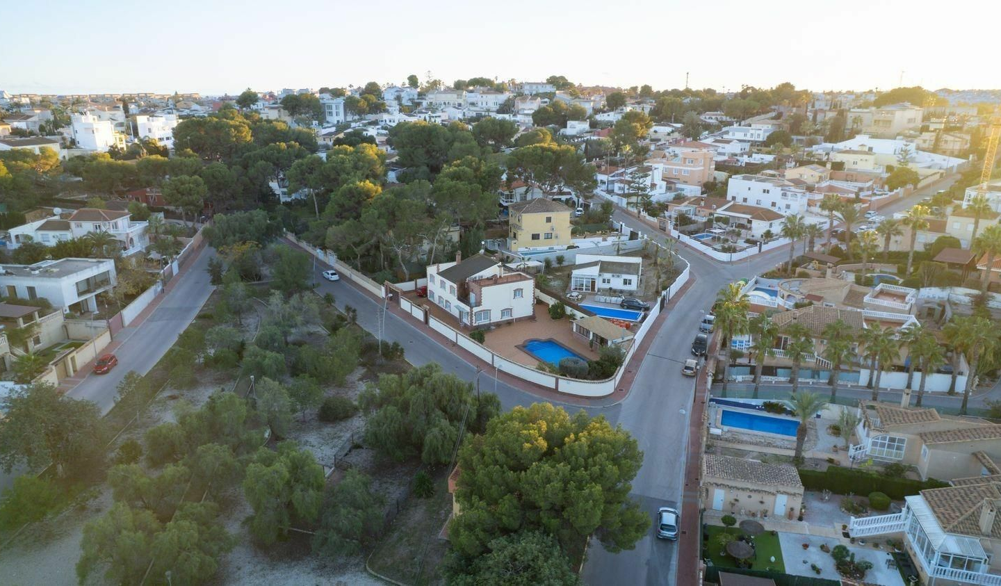 7-bedroom Villa In Torrevieja, Spain (312 M²)