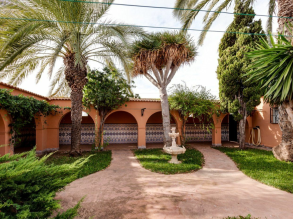 5-bedroom Villa In Torrevieja, Spain (568 M²)