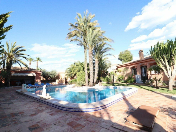 5-bedroom Villa In Torrevieja, Spain (380 M²)