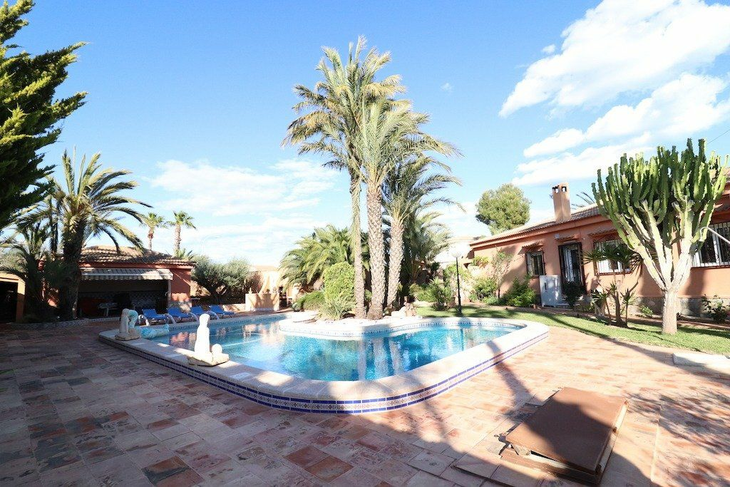 5-bedroom Villa In Torrevieja, Spain (380 M²)