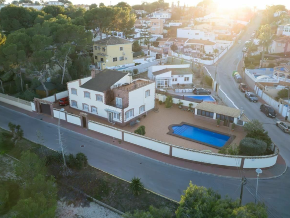 7-bedroom Villa In Torrevieja, Spain (312 M²)