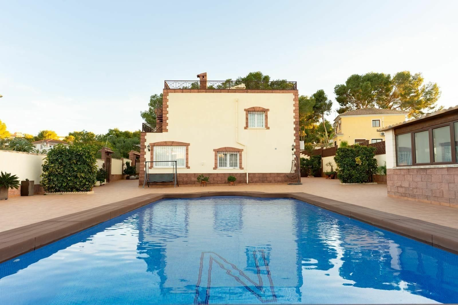 7-bedroom Villa In Torrevieja, Spain (312 M²)
