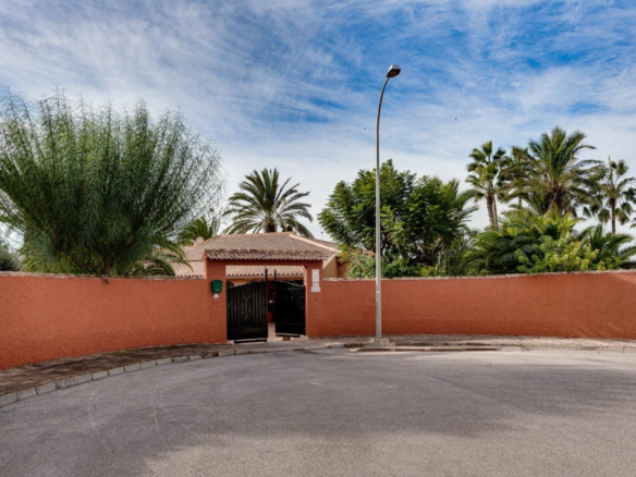 5-bedroom Villa In Torrevieja, Spain (568 M²)