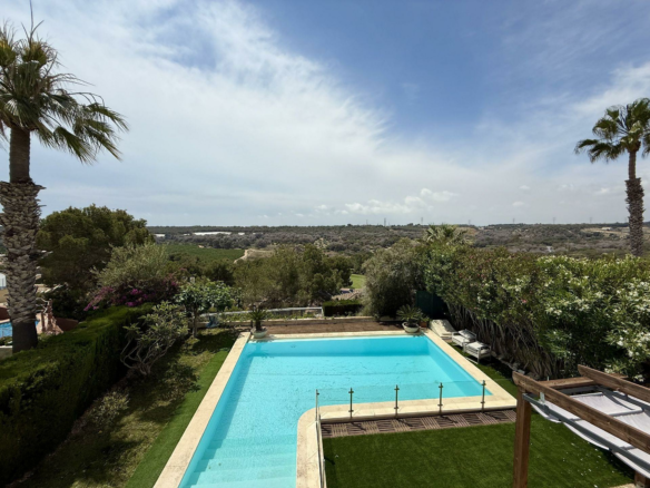 4-bedroom Villa In Orihuela Costa, Spain (137 M²)