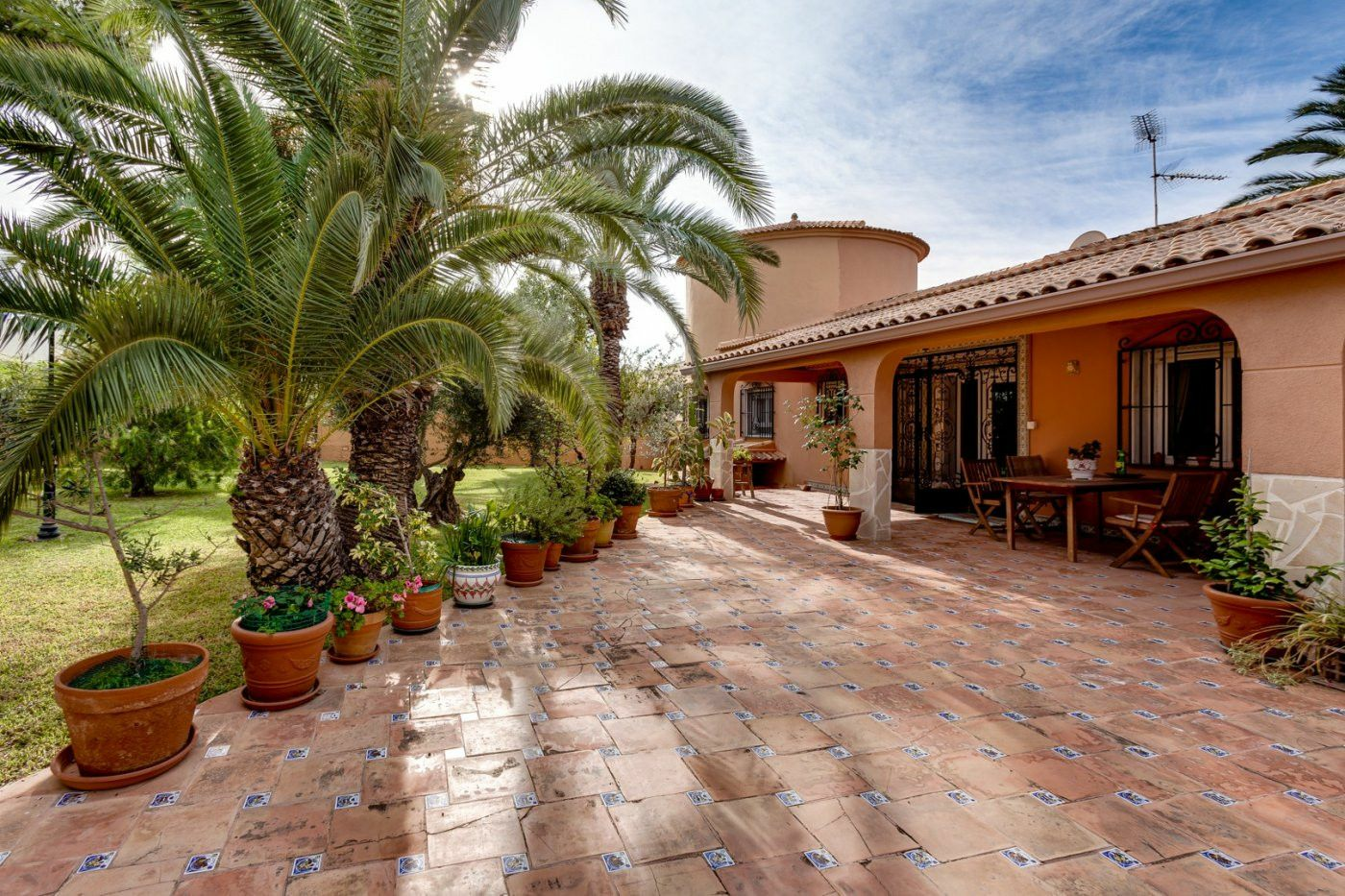 5-bedroom Villa In Torrevieja, Spain (568 M²)