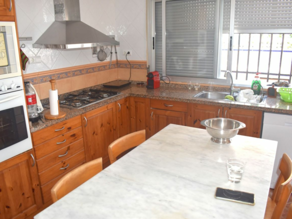 6-bedroom Villa In Guardamar Del Segura, Spain (199 M²)