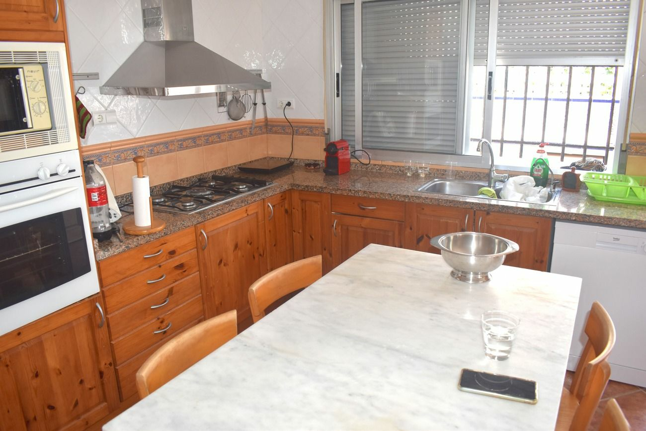 6-bedroom Villa In Guardamar Del Segura, Spain (199 M²)