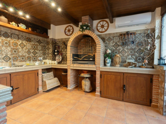 7-bedroom Villa In Torrevieja, Spain (312 M²)