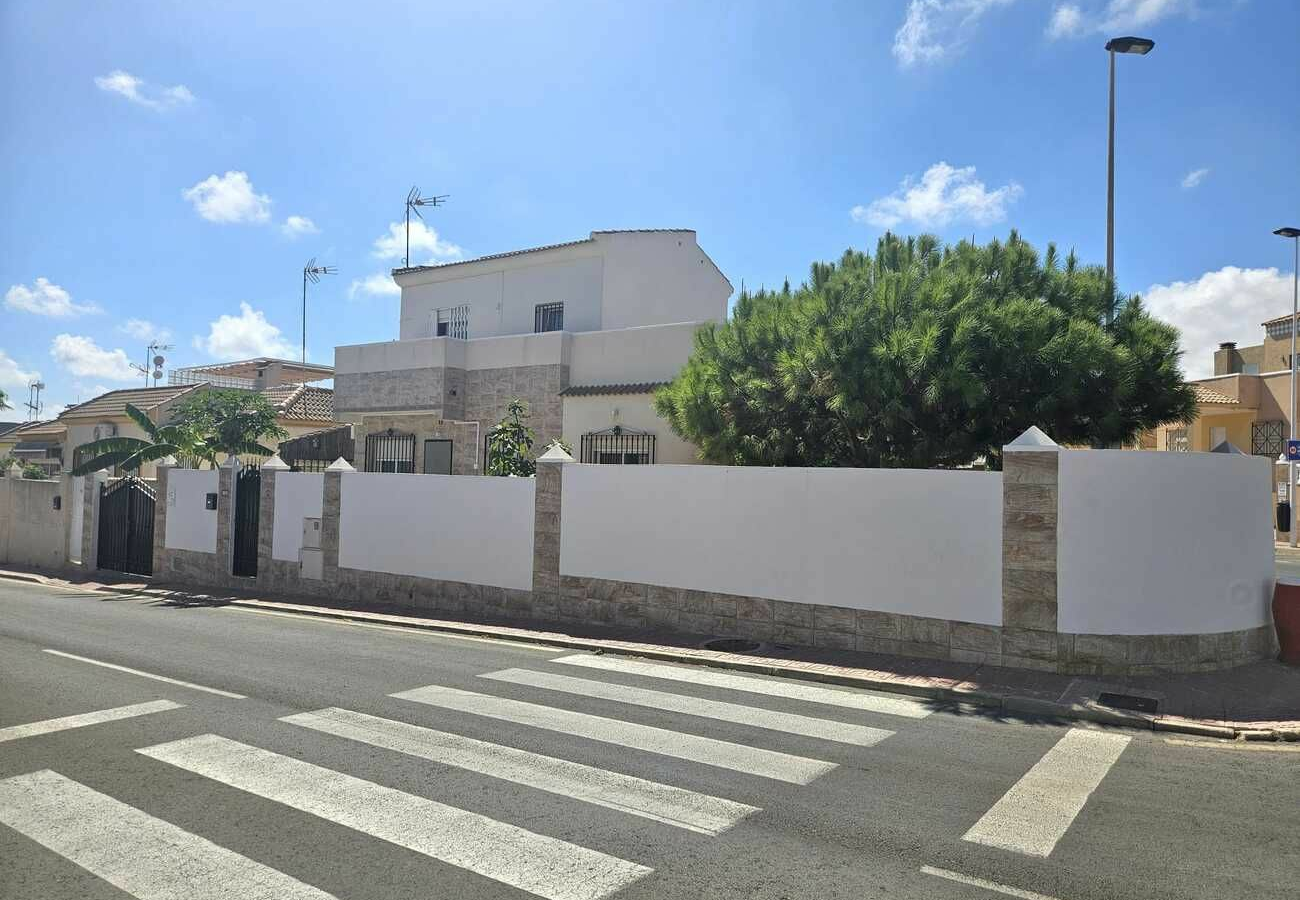 3-bedroom Villa In Torrevieja, Spain (74 M²)