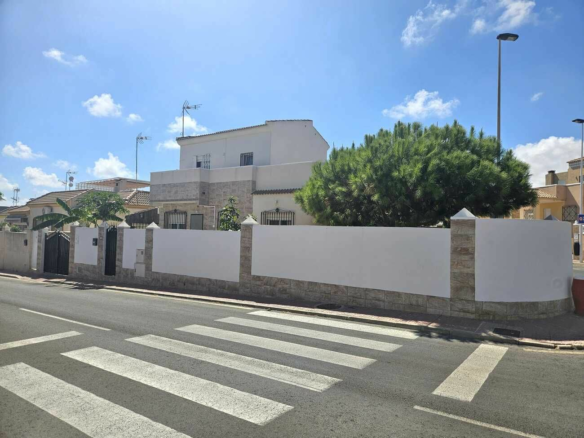 3-bedroom Villa In Torrevieja, Spain (74 M²)
