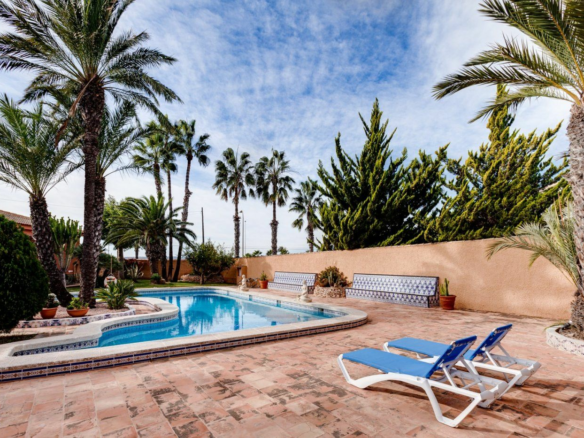 5-bedroom Villa In Torrevieja, Spain (568 M²)