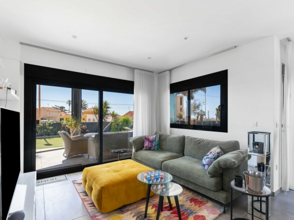 4-bedroom Villa In Torrevieja, Spain