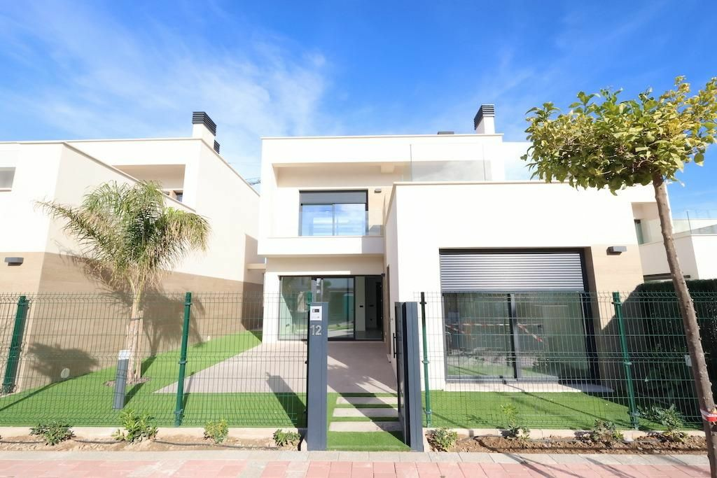 3-bedroom Villa In Los Alcázares, Spain (135 M²)