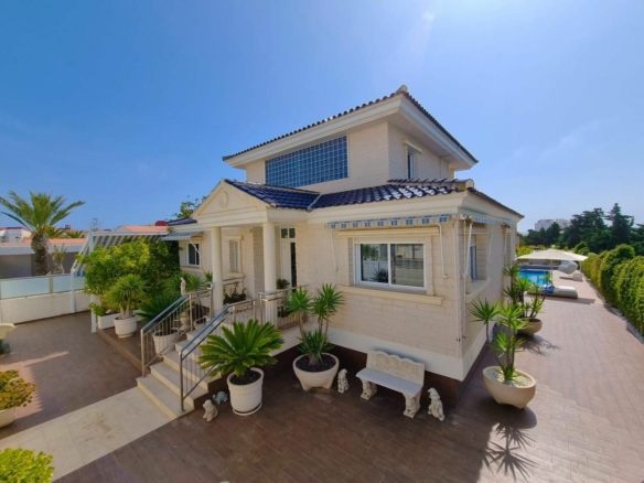 5-bedroom Villa In Torrevieja, Spain (469 M²)