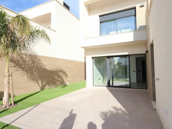 3-bedroom Villa In Los Alcázares, Spain (135 M²)