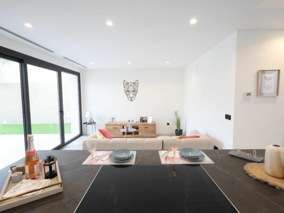 3-bedroom Villa In Los Alcázares, Spain (135 M²)