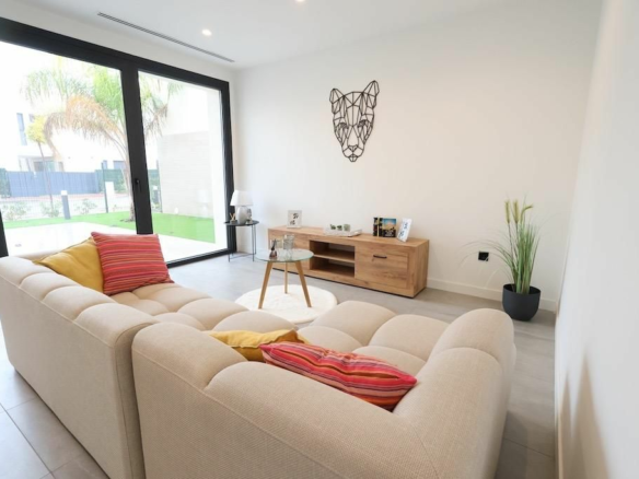 3-bedroom Villa In Los Alcázares, Spain (135 M²)