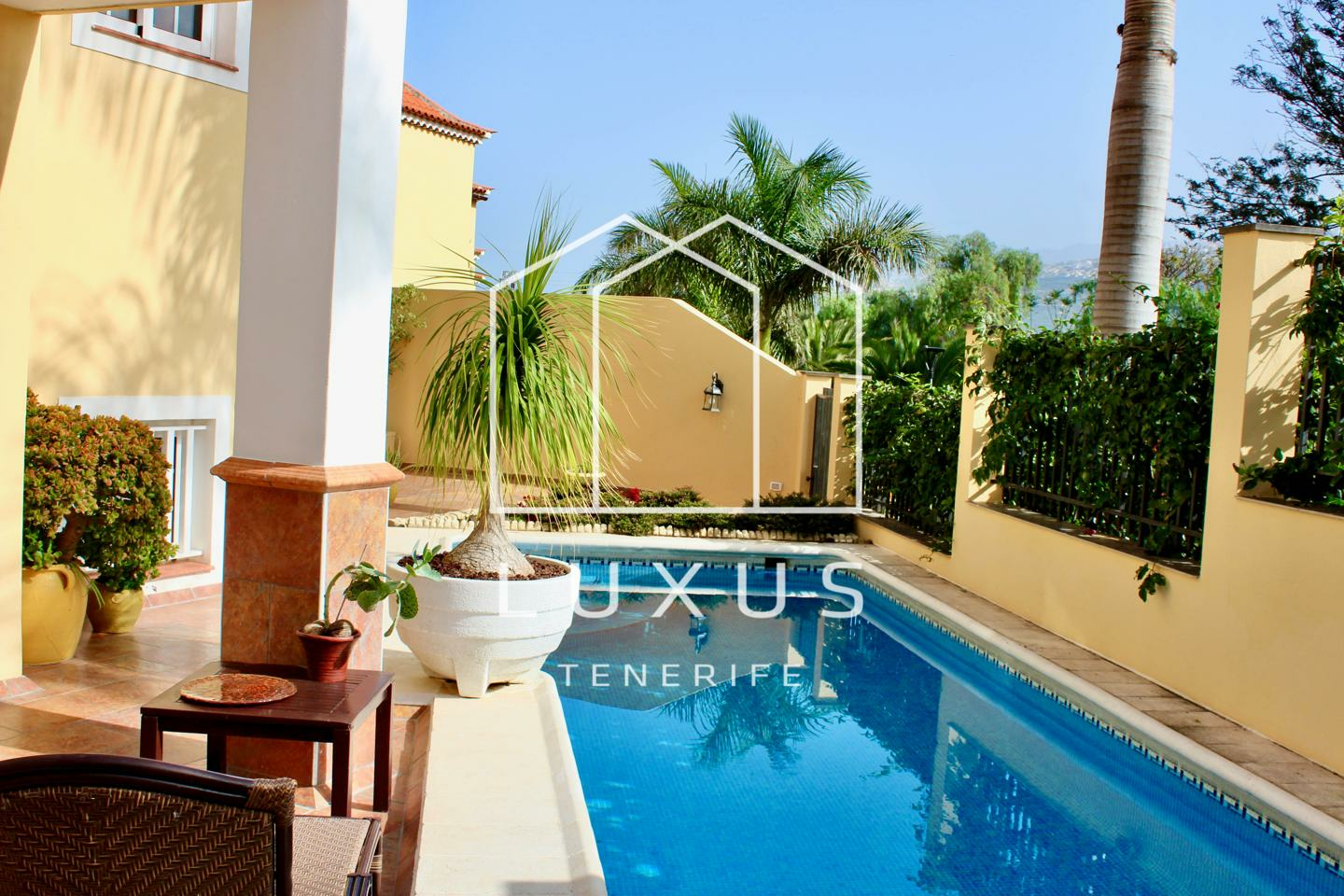 3-bedroom Villa In Puerto De La Cruz, Spain (293 M²)