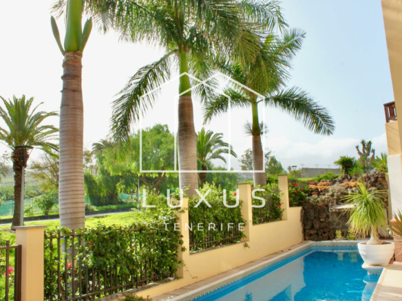 3-bedroom Villa In Puerto De La Cruz, Spain (293 M²)