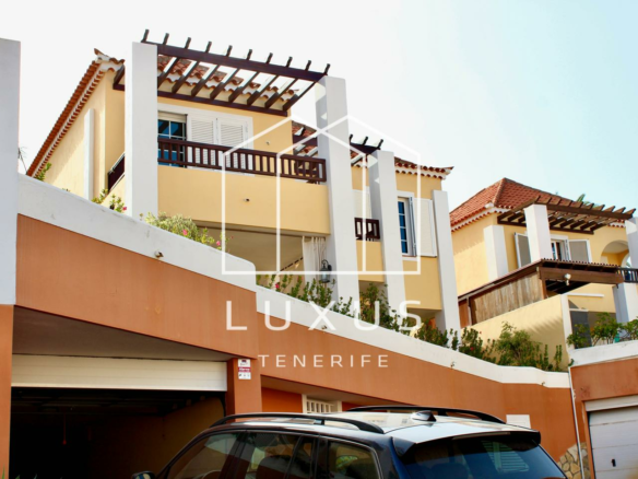 3-bedroom Villa In Puerto De La Cruz, Spain (293 M²)