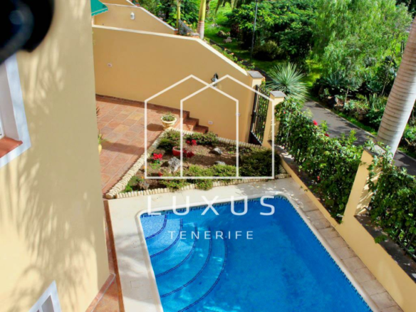 3-bedroom Villa In Puerto De La Cruz, Spain (293 M²)