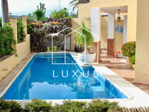 3-bedroom Villa In Puerto De La Cruz, Spain (293 M²)
