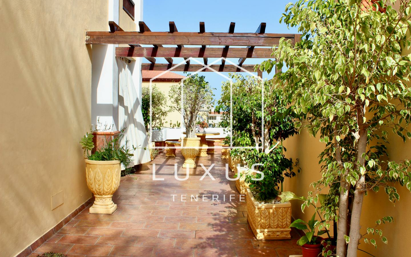 3-bedroom Villa In Puerto De La Cruz, Spain (293 M²)