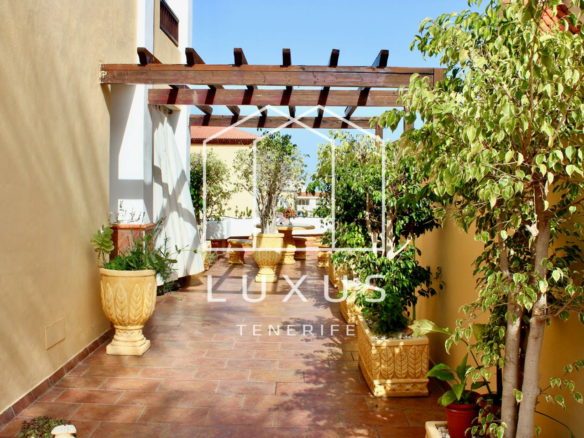 3-bedroom Villa In Puerto De La Cruz, Spain (293 M²)