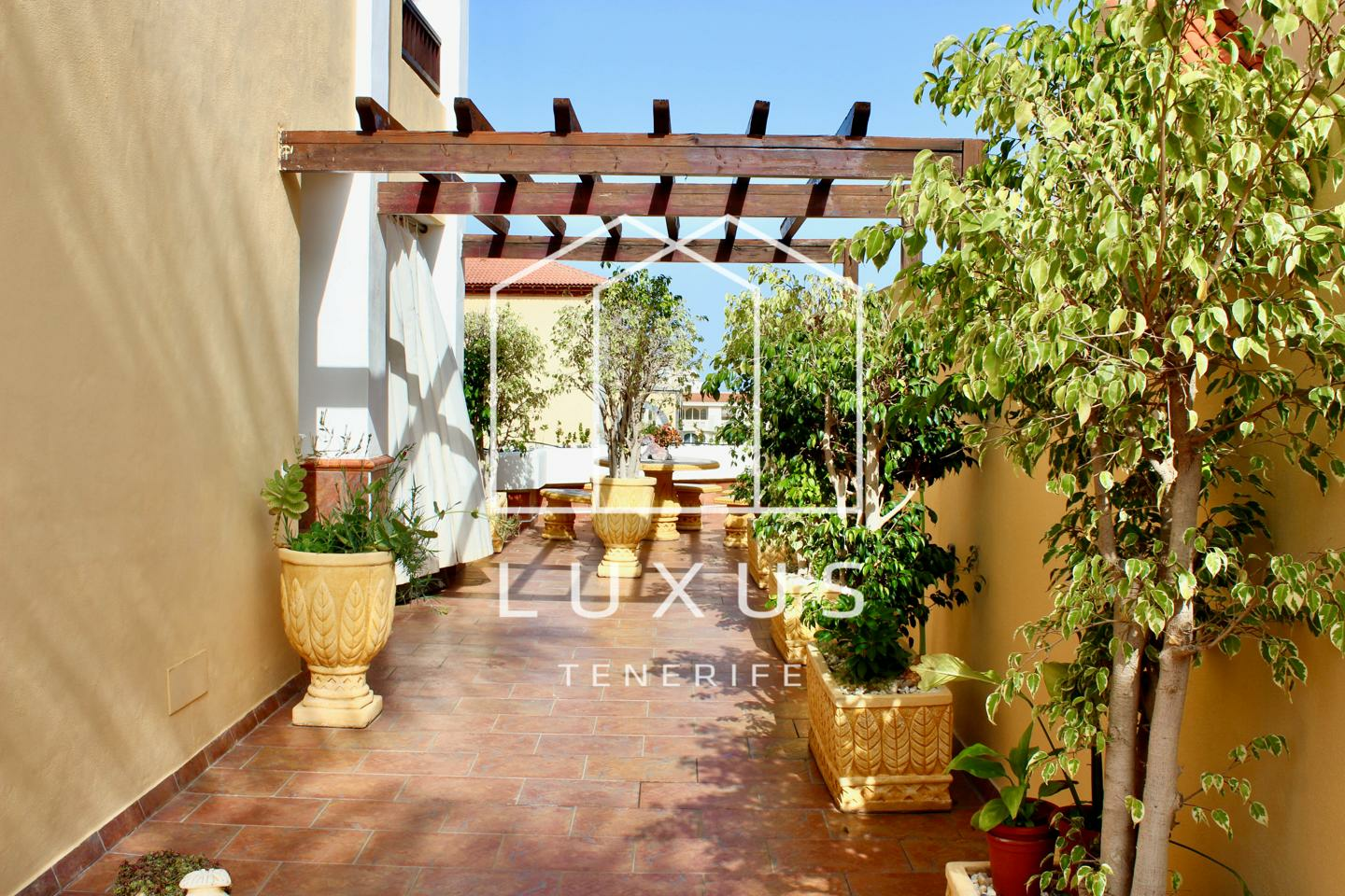 3-bedroom Villa In Puerto De La Cruz, Spain (293 M²)