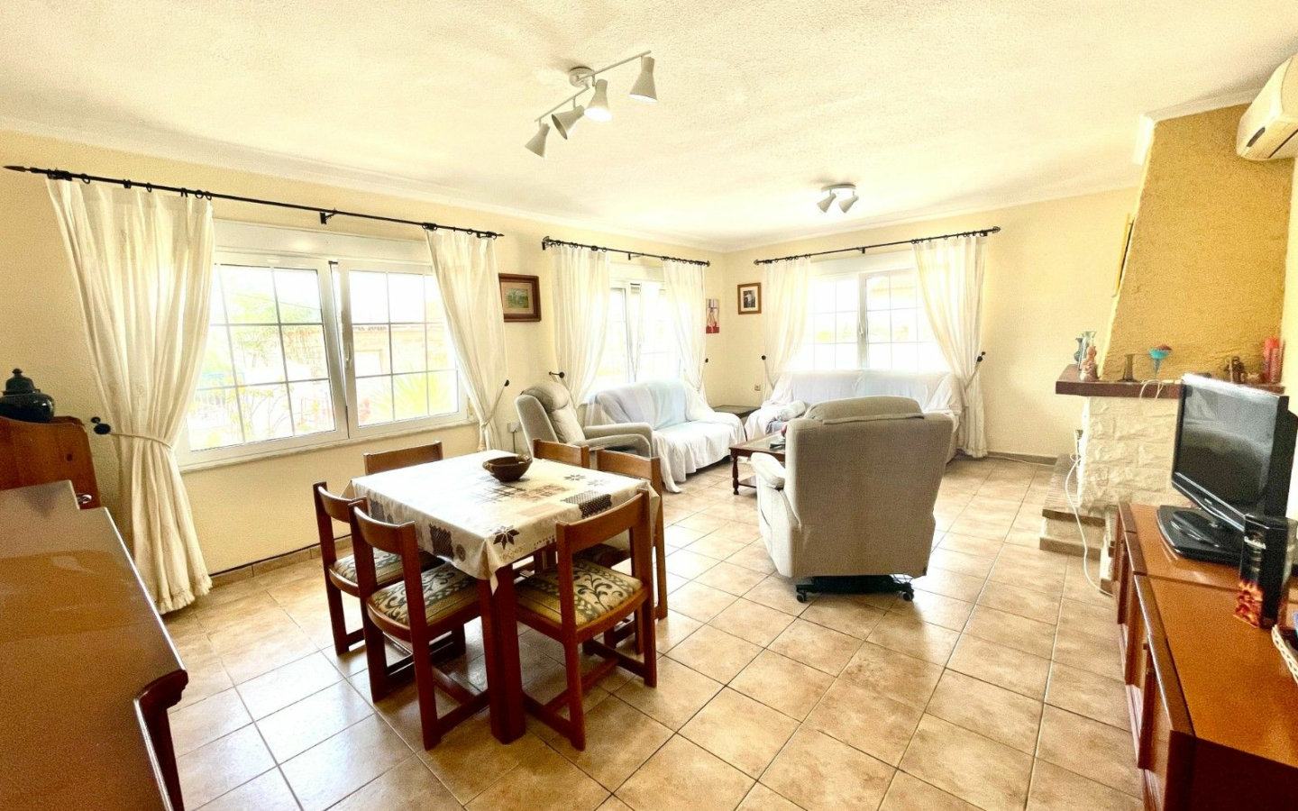 4-bedroom Villa In Benijofar, Spain (300 M²)