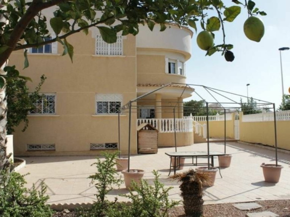 6-bedroom Villa In Torrevieja, Spain (338 M²)