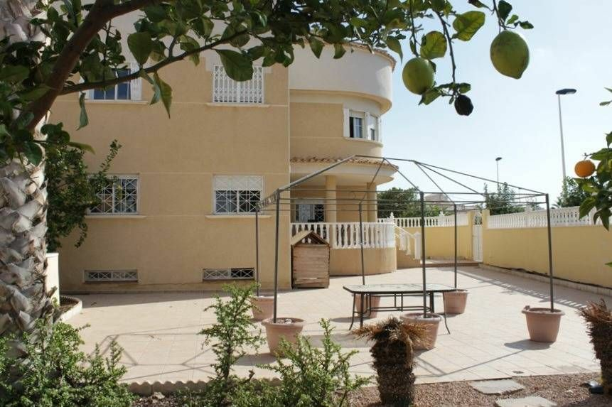 6-bedroom Villa In Torrevieja, Spain (338 M²)