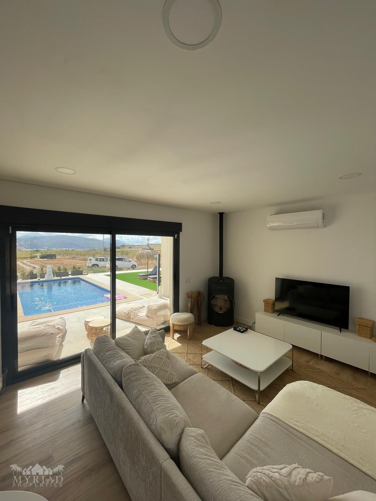 3-bedroom Townhouse In Pinoso, Spain (167 M²)