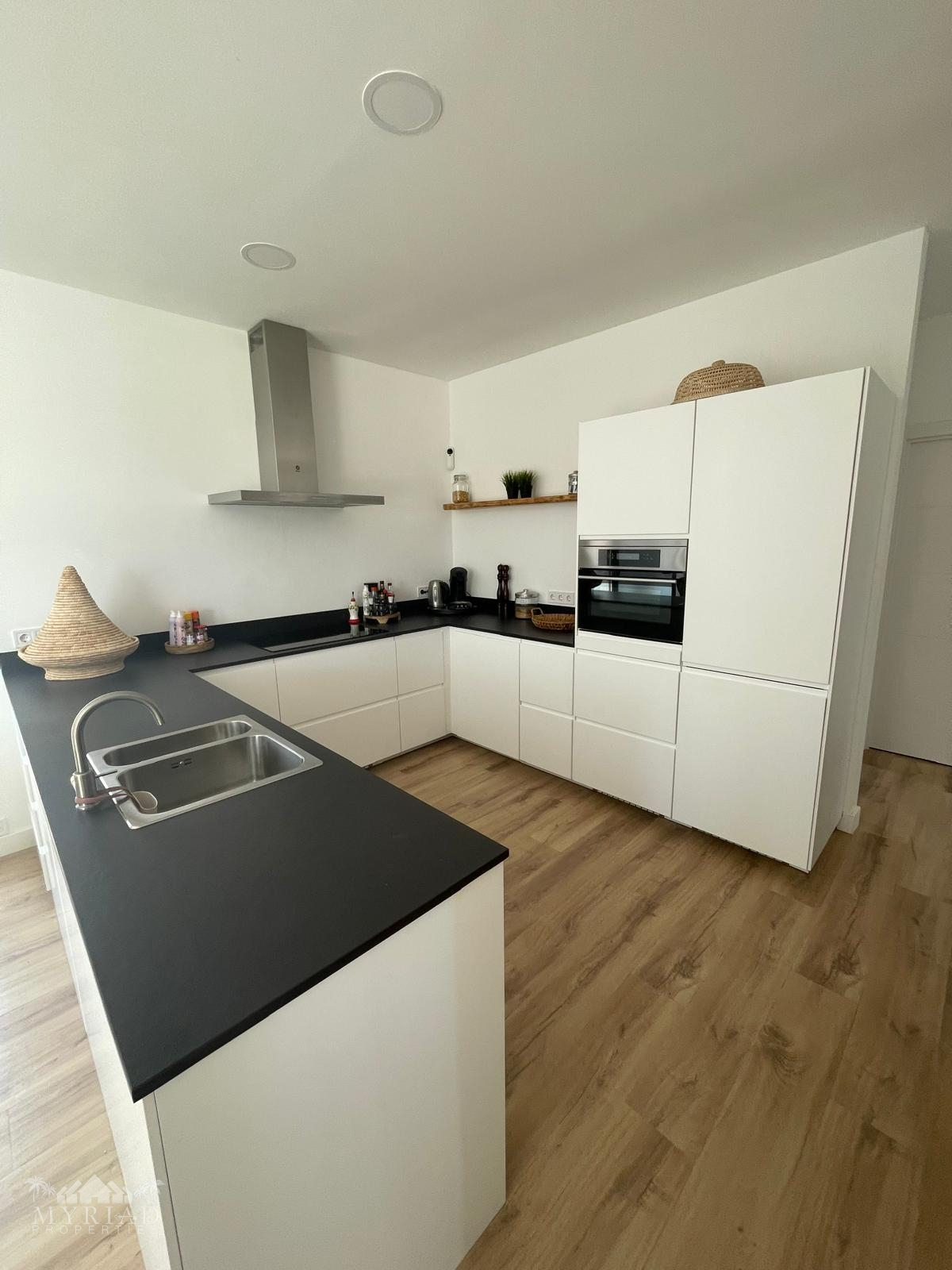 3-bedroom Townhouse In Pinoso, Spain (167 M²)