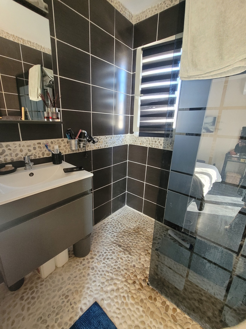 5-bedroom Detached House In Alignan Du Vent, France (140 M²)