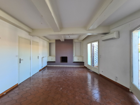 5-bedroom House In Agde, France (145 M²)