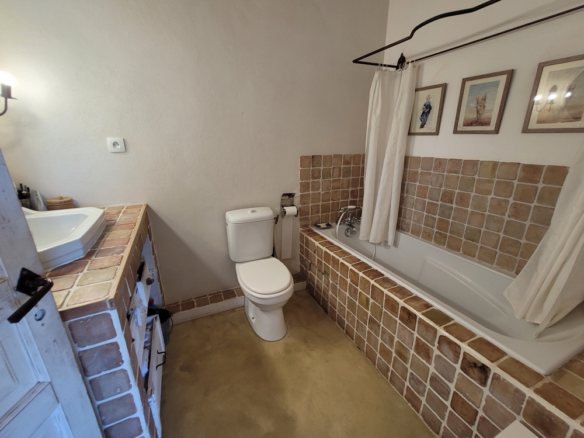 8-bedroom Detached House In Bize Minervois, France (319 M²)