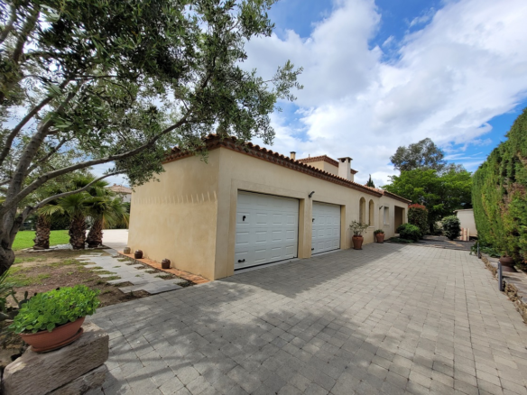 4-bedroom Detached House In Saint Genies De Fontedit, France (195 M²)