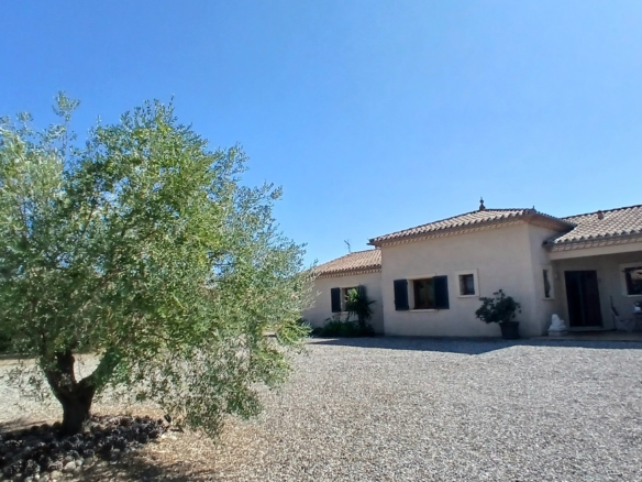 4-bedroom Detached House In Badens, France (190 M²)