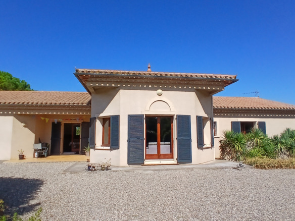 4-bedroom Detached House In Badens, France (190 M²)