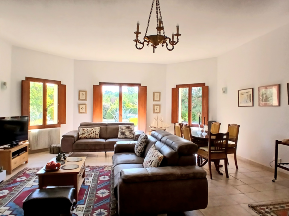 4-bedroom Detached House In Badens, France (190 M²)