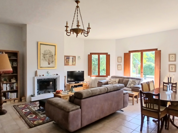 4-bedroom Detached House In Badens, France (190 M²)