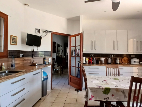 4-bedroom Detached House In Badens, France (190 M²)