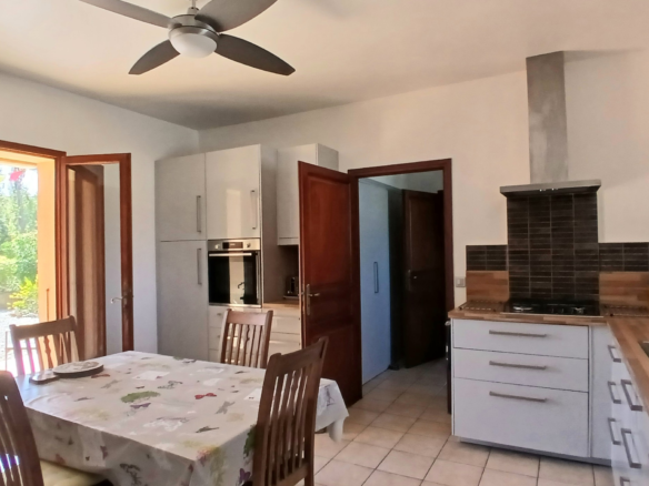 4-bedroom Detached House In Badens, France (190 M²)
