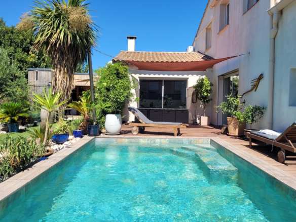 4-bedroom House In Bassan, France (170 M²)