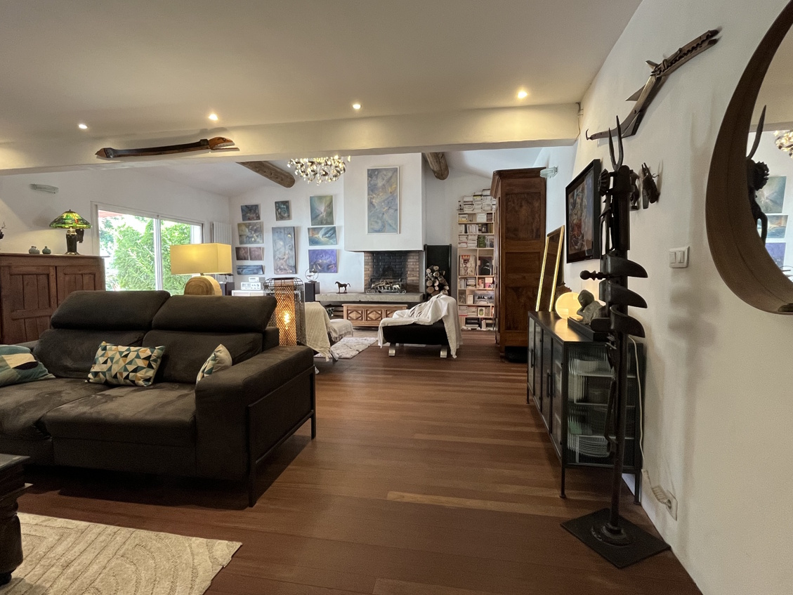 4-bedroom House In Bassan, France (170 M²)