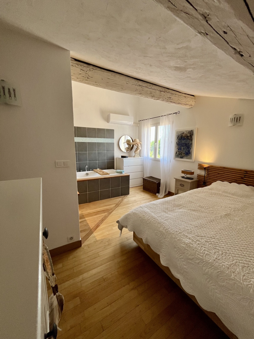 4-bedroom House In Bassan, France (170 M²)